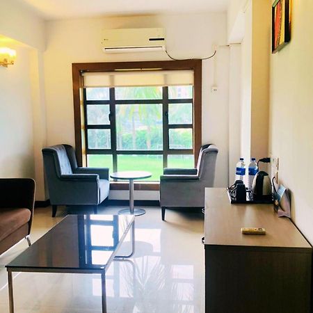 Aristocrat Hotel Колката Екстериор снимка