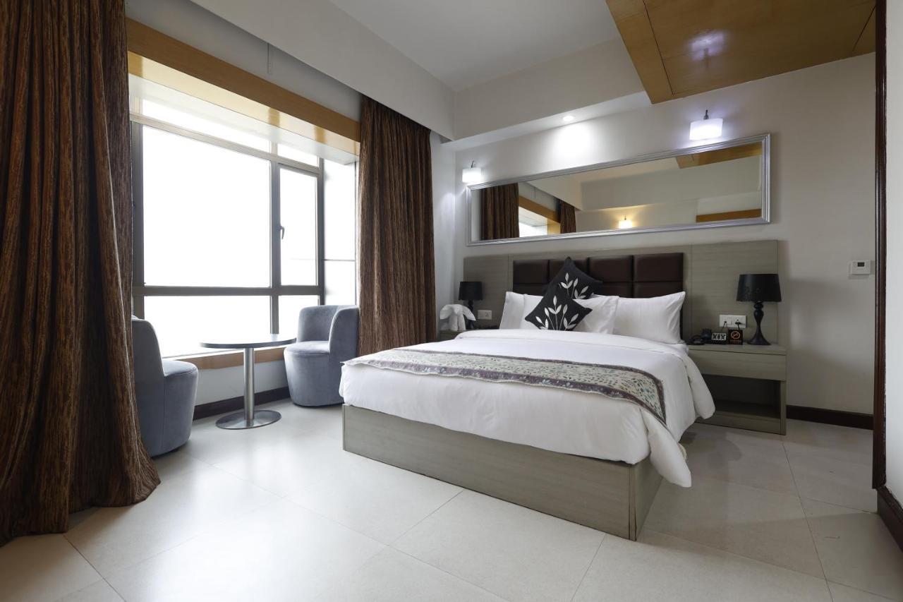 Aristocrat Hotel Колката Екстериор снимка