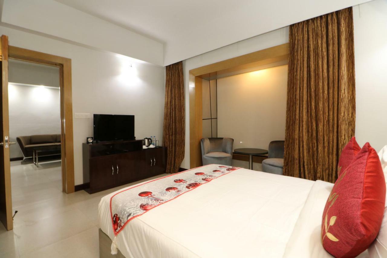 Aristocrat Hotel Колката Екстериор снимка