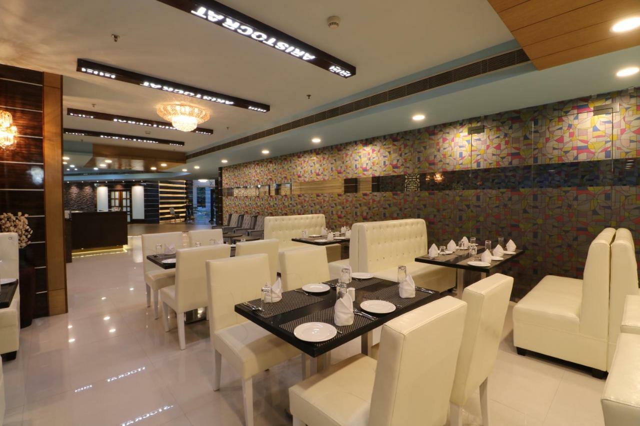 Aristocrat Hotel Колката Екстериор снимка